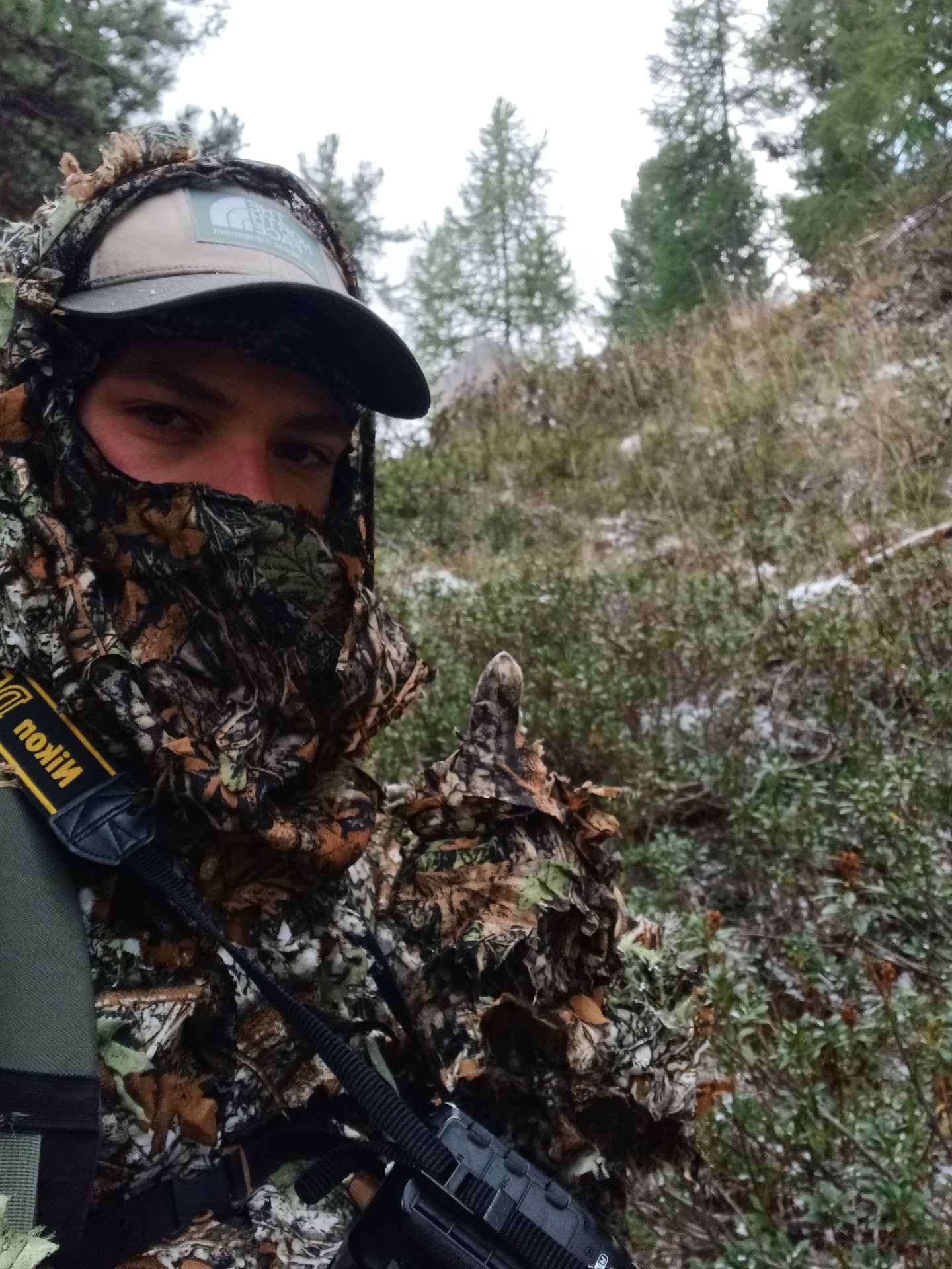 Les mains et le visage se doivent d'être camouflés afin de dissimuler au mieux la forme humaine